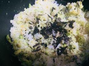 加入撕碎的海苔