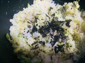 加入撕碎的海苔