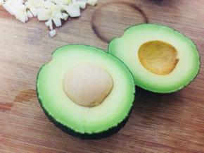 牛油果对半切开，去掉果核，挖出果肉，加入盐、胡椒粉、适量沙拉酱，倒入榨汁杯搅打成泥