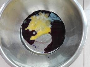 蝶豆花3克提前用50克沸腾水冲泡，放凉，取其泡好的水30克，放入蛋液