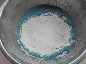 放入麻薯预拌粉