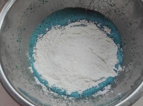 放入麻薯预拌粉