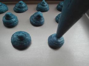 在烤盘中挤出均等大小