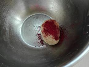 去其中一份油酥加入红曲粉