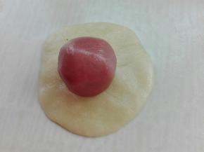 取一个水油皮剂子包一个油酥剂子