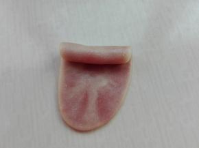 取一个面团，擀成椭圆形，自上而下卷起