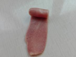 将上述卷好的竖放，再次擀成长条，再次自上而下卷起