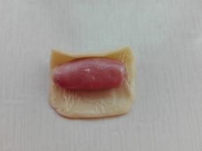 取一个原色面团，擀成可以包裹住红色面团大小的长方形