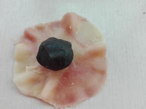 擀成大片圆形，放入喜欢的馅料