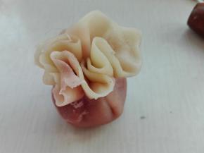 利用虎口箍住中间，留出边缘