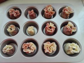 依次做好，放入学厨12连蛋糕模具，更方便塑形，烤箱预热，中层，上下火180度，30分钟（实际温度根据自家烤箱操作）