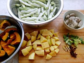 首先，准备材料。肉用开水焯一下。