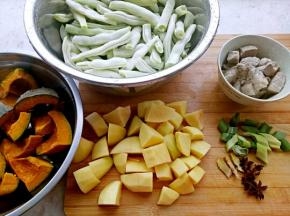 首先，准备材料。肉用开水焯一下。