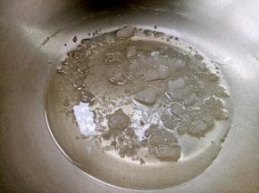 凉锅放油和白糖。然后开小火。