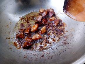 糖化开以后用勺子轻轻搅拌，待糖的颜色变黄之后放入肉翻炒。