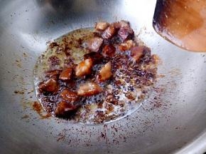 糖化开以后用勺子轻轻搅拌，待糖的颜色变黄之后放入肉翻炒。