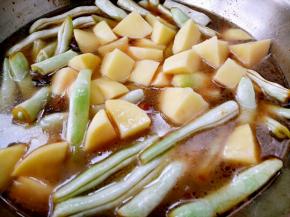 炒几分钟放土豆，加入清水盖上盖子中小火炖。