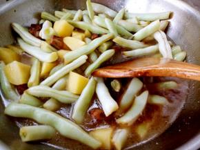 开锅以后放盐翻炒均匀。