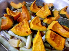 摆上南瓜块，盖上盖子继续中小火炖。