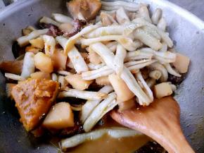 收汁以后关火，放入鸡精翻拌均匀出锅。