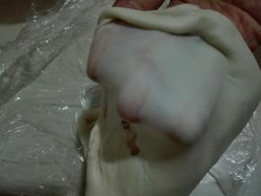 揉至可以拉出很薄的膜