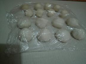 将水油皮同油酥面团各等分六八份，盖保鲜膜醒发10分钟