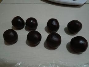 准备好馅料8个，同样每个馅料等分为20克一个