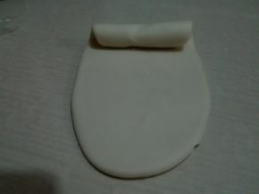 将其擀成椭圆形，自上而下卷起