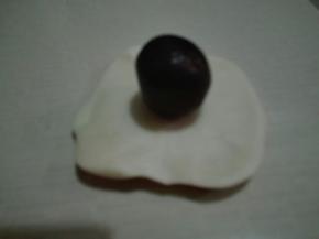 按扁，擀成四周薄，中间厚圆片，放入馅料