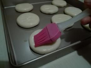 表面刷层蛋液，用锋利刀，割开三道