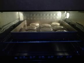 烤箱预热，中层上下火180度，25分钟