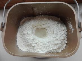 依次将牛奶，淡奶油，蛋液，盐糖对角放，高筋面粉，酵母放入面包桶内