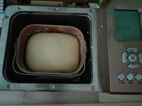 发酵好的面团，手指戳洞不回缩不塌陷即可