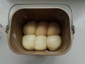 将发酵好的面团排气，等分六份，滚圆，依次摆放面包桶内