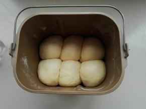 将发酵好的面团排气，等分六份，滚圆，依次摆放面包桶内