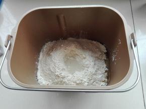 所有材料按照先放液体后方面粉和酵母的顺序全部放入