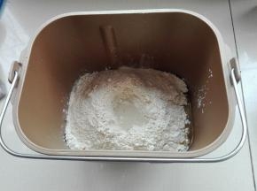 所有材料按照先放液体后方面粉和酵母的顺序全部放入