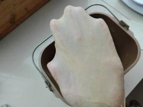 取出面团，已经揉好薄而有韧性的手套膜