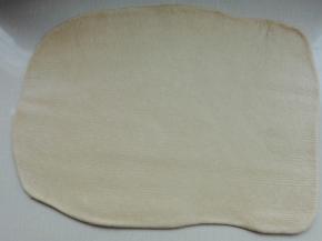 方法1：将整个面团擀成大片长方形