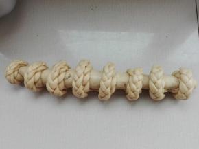 自上而下卷起来，对折圈起来放入模具中即可