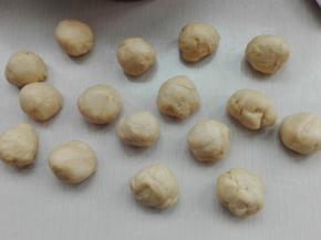 方法2：将面团分成16个20克的小剂子