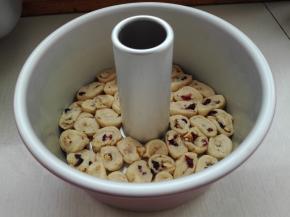 均匀摆放学厨七寸中空模具中