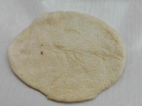 分成均等的16个小剂子，分别擀成椭圆形