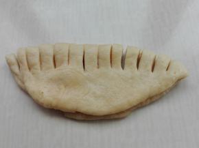 对折，用刀如图切开