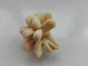 从一侧卷起来，一朵小花形成