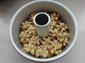 依次放入模具中，进行发酵