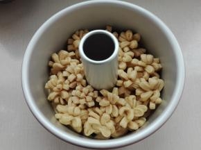 依次放入模具中，进行发酵