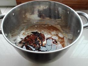 提前制作烫种：烫种所有材料混合，冰箱冷藏一晚，取出50g撕成小块同所有主面团混合