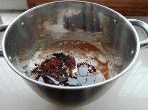 提前制作烫种：烫种所有材料混合，冰箱冷藏一晚，取出50g撕成小块同所有主面团混合