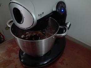 将上述原料混合揉出可以很轻松拉出完全扩展状态